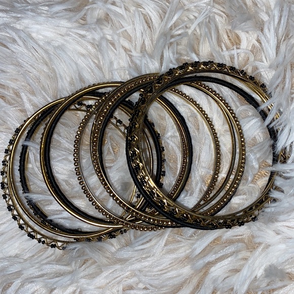 Loose Black and Gold Bracelet - Picture 3 of 3